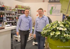 Dave v/d Heiden and Danny de Bruin with De Jong Plant BV. On the right we see the Runaway Bride, a popular kalanchoe variety in the market